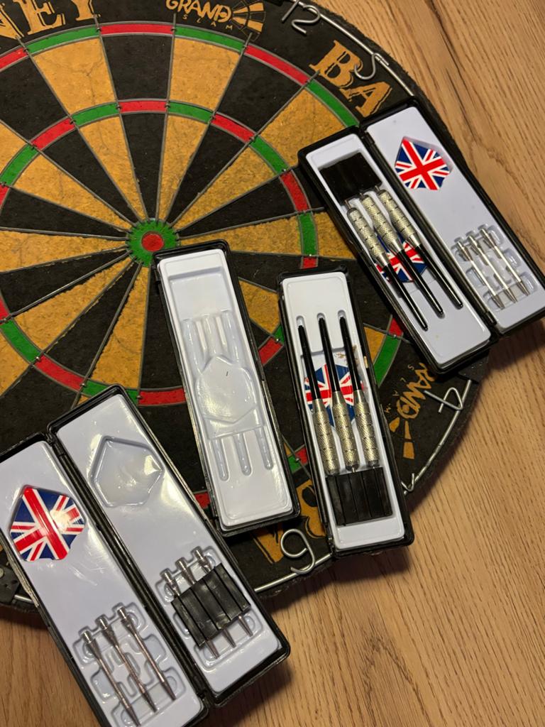 Dartbord met pijlen - Barney Grand Slam, Sport en Fitness, Darts, Ophalen, Zo goed als nieuw, Dartbord met pijlen