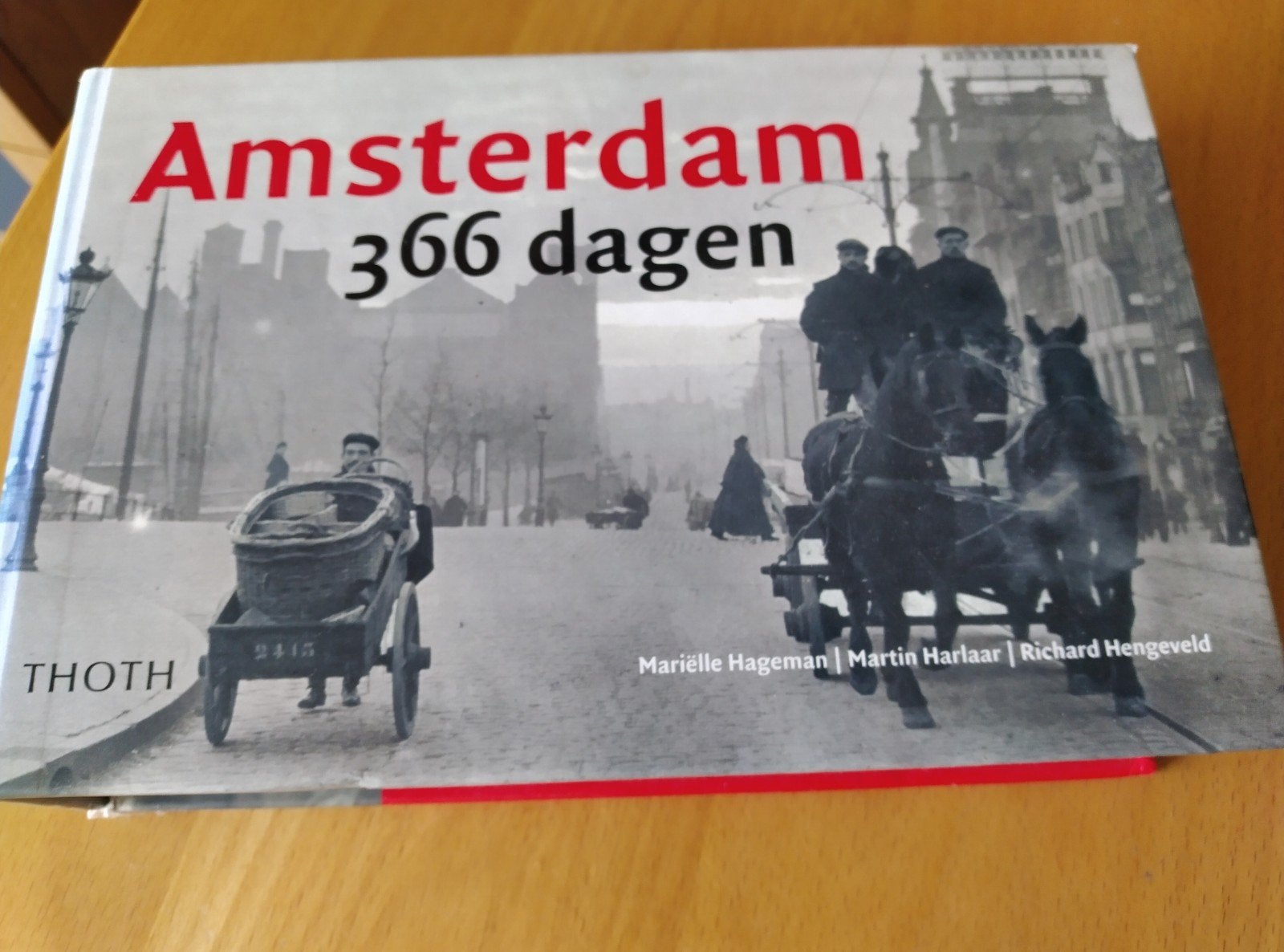Amsterdam 366 dagen - Historisch fotoboek, 20e eeuw of later, Ophalen of Verzenden, Zo goed als nieuw, Europa