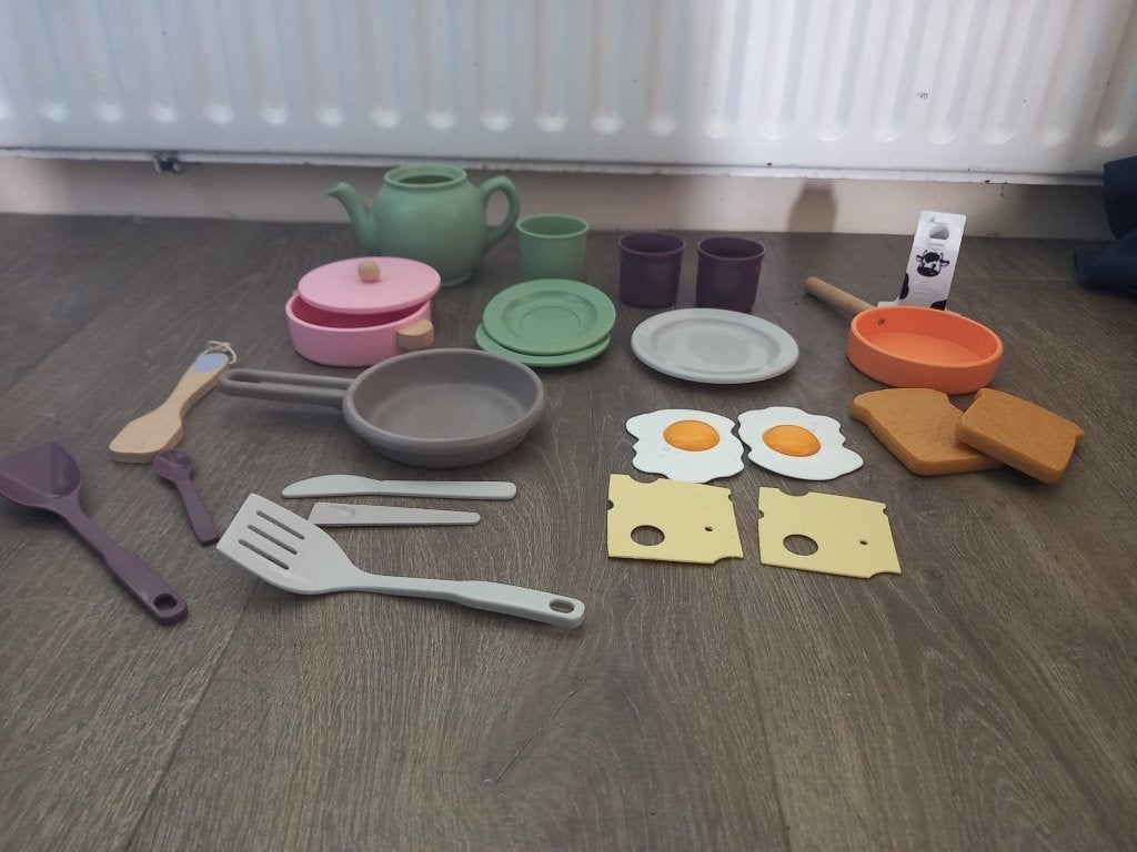 Speelgoed keuken van merk Jouéco met accessoires, Kinderen en Baby's, Ophalen, Gebruikt, Meubelstuk of Keukentje