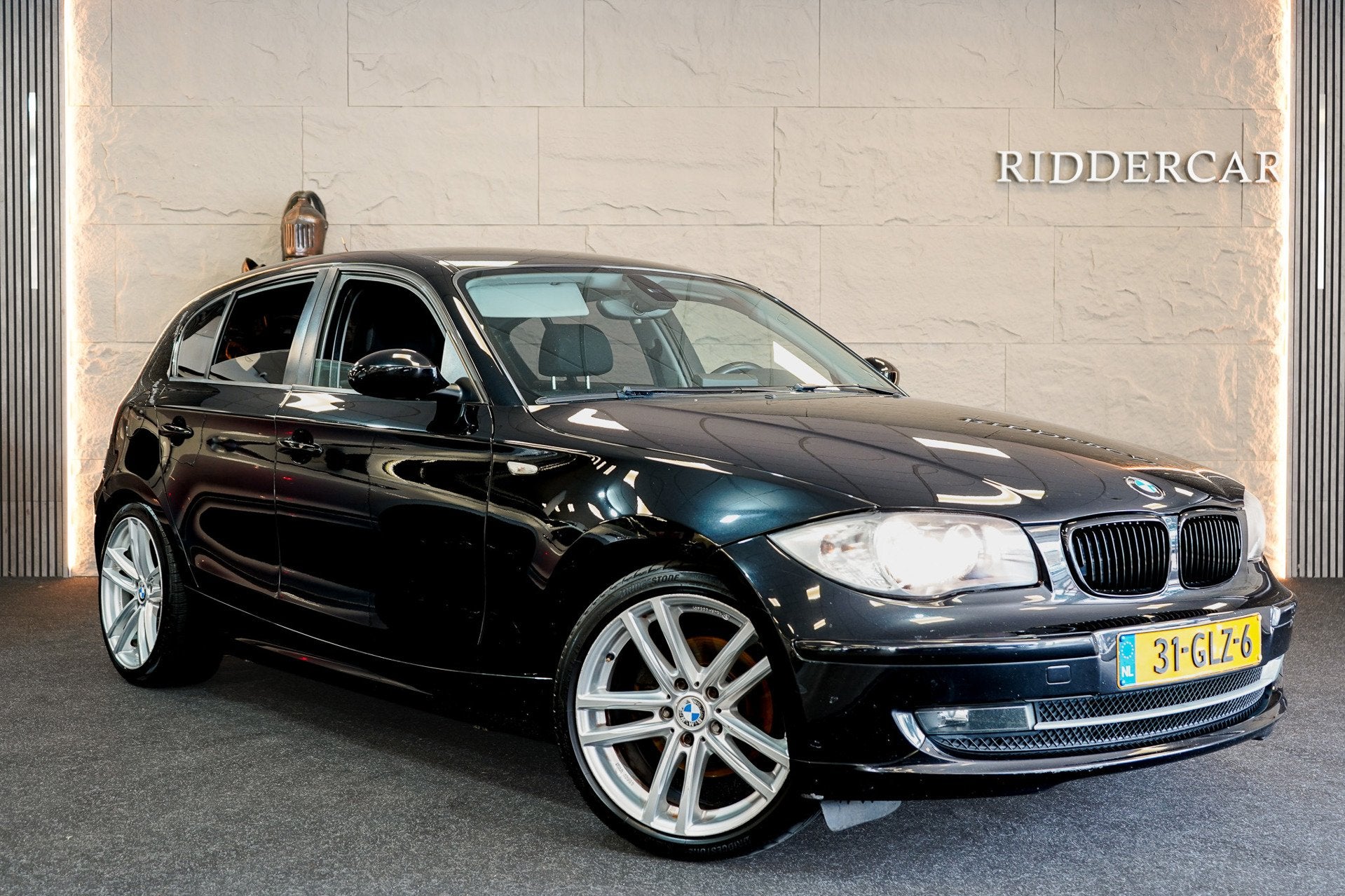 BMW 1-serie 120i Business Line|NAP|CRUISE|AIRCO|VELGEN|, Auto's, 1-Serie, Achterwielaandrijving, 4 cilinders, Zwart