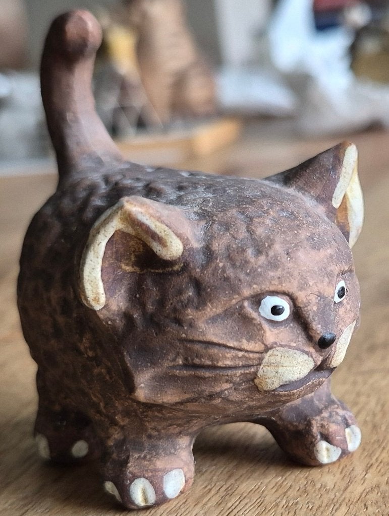 Bruine kat staat als een soort pitbul  8x8x5 cm, Ophalen of Verzenden, Zo goed als nieuw, Dier