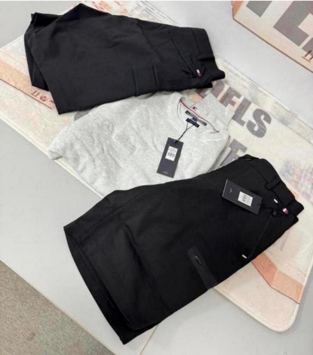 Tommy Hilfiger - Mercedes AMG Petronas Trui + 2 shorts broek, Verzamelen, Ophalen of Verzenden, Nieuw, Formule 1