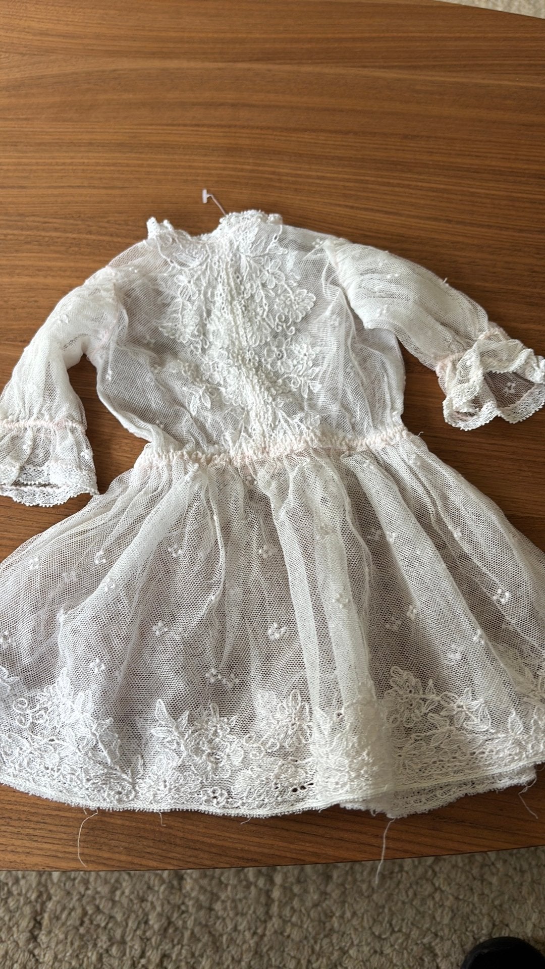 Antieke kanten poppenjurk met borduursel, Ophalen of Verzenden, Gebruikt, Pop