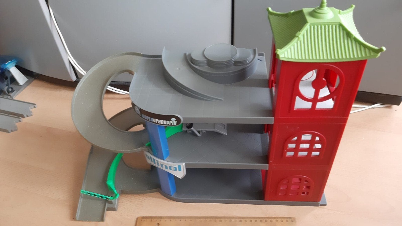 Disney cars 2 , Tokyo WGP Deluxe garage, Kinderen en Baby's, Ophalen, Gebruikt