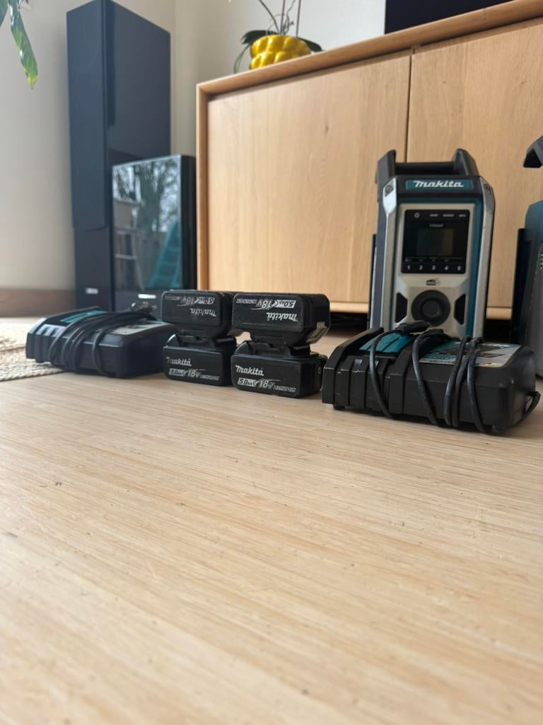 Makita bouwradio’s/radio’s met accu’s en opladers, Audio, Tv en Foto, Radio's, Ophalen of Verzenden, Zo goed als nieuw, Bouwradio
