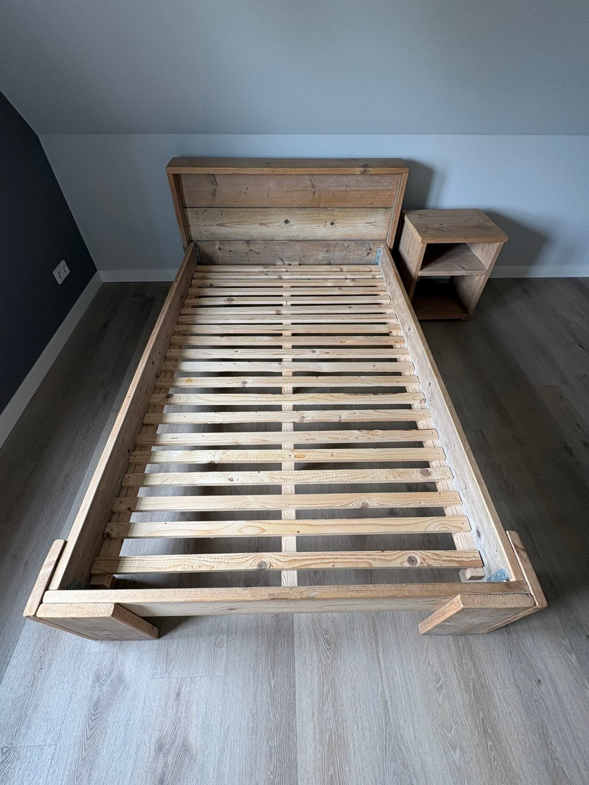 Te koop: steigerhouten bed inclusief nachtkastje, Ophalen, Gebruikt, Bruin, Steigerhout