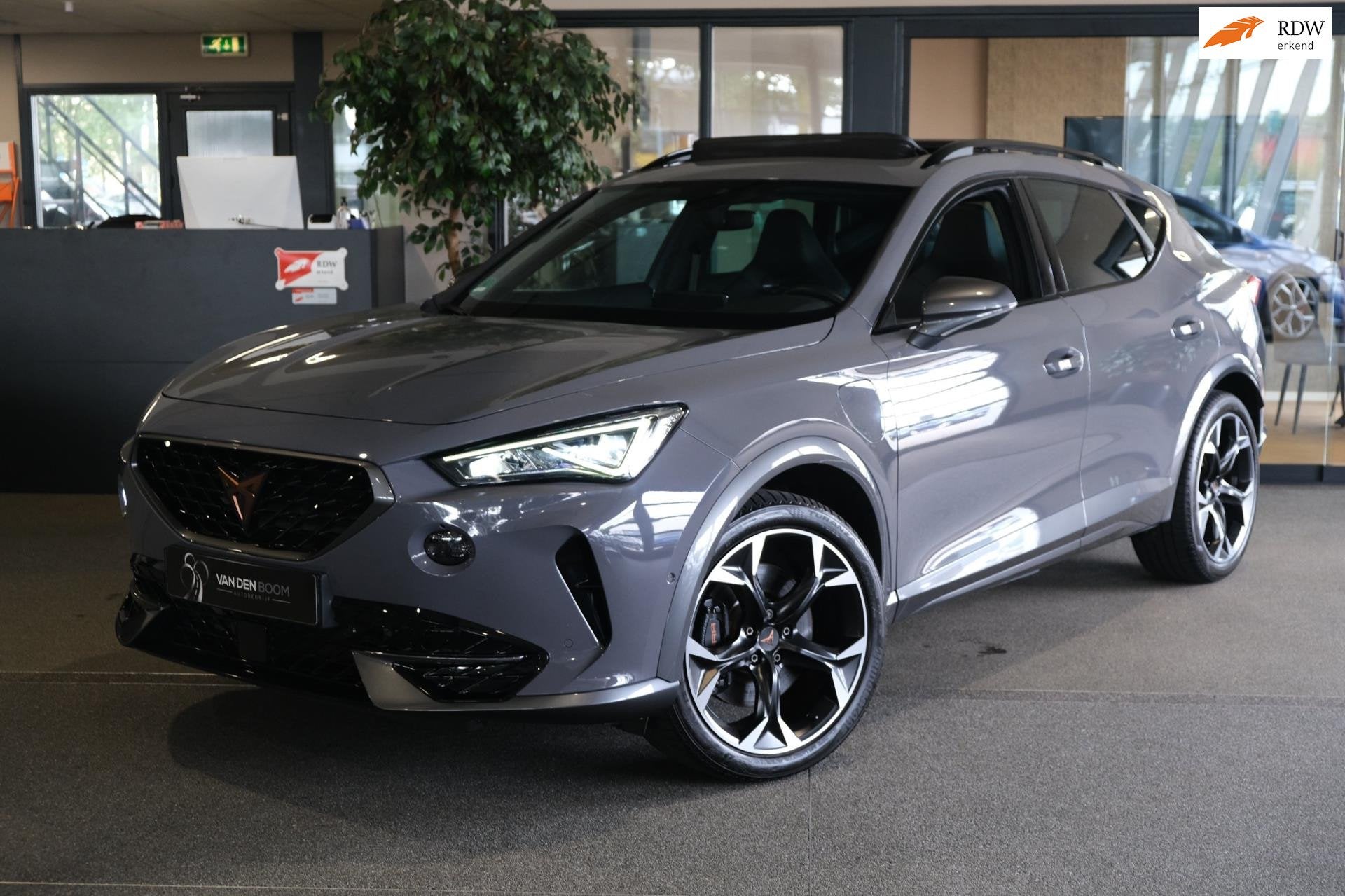 CUPRA Formentor 1.4 e-Hybrid VZ 245PK Pano Trekhaak Cam Navi, Lichtsensor, Gebruikt, Zwart, 4 cilinders