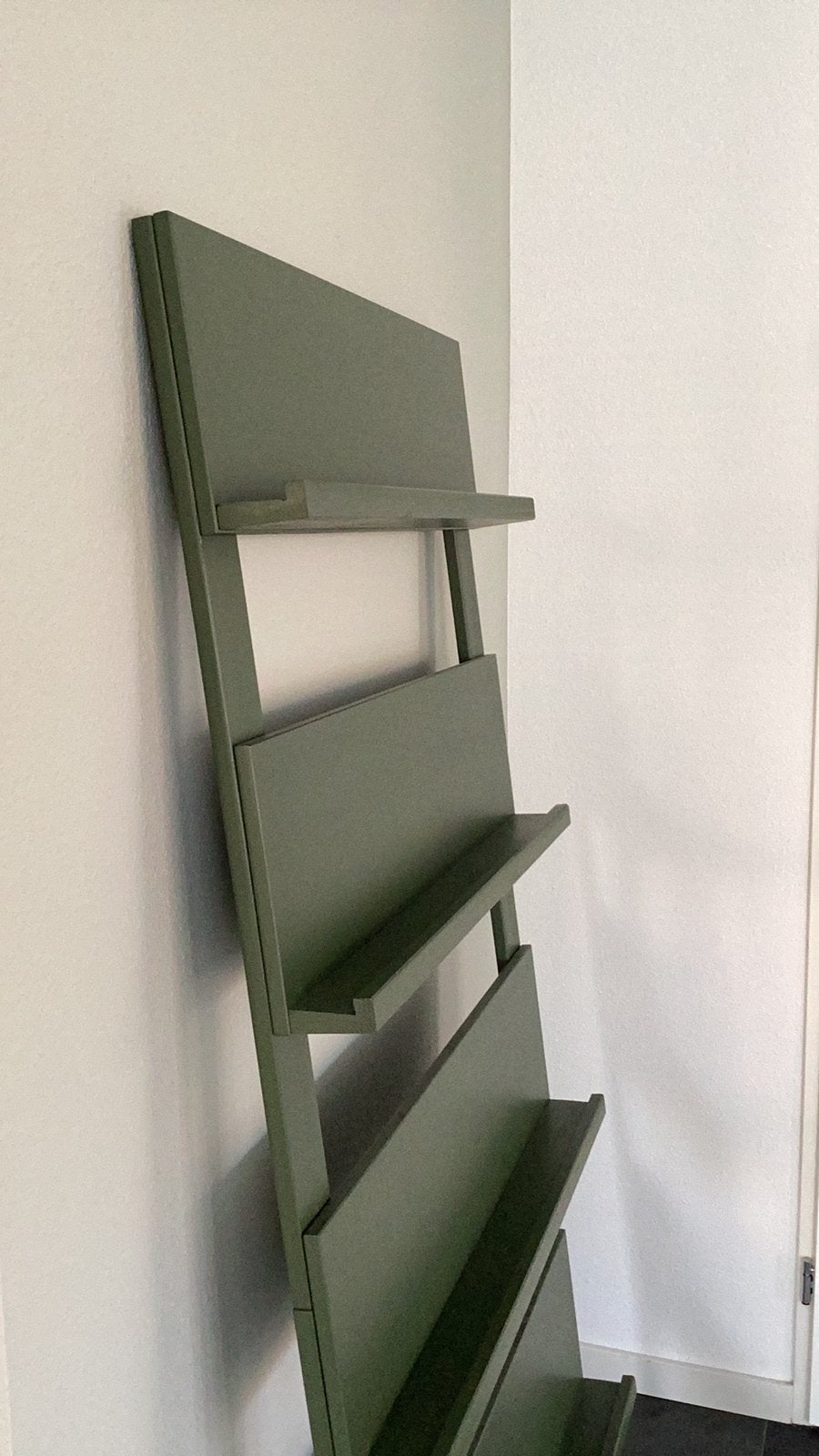 Tijdschriftenrek Olijfgroen in Nieuwstaat, Huis en Inrichting, Ophalen, Zo goed als nieuw