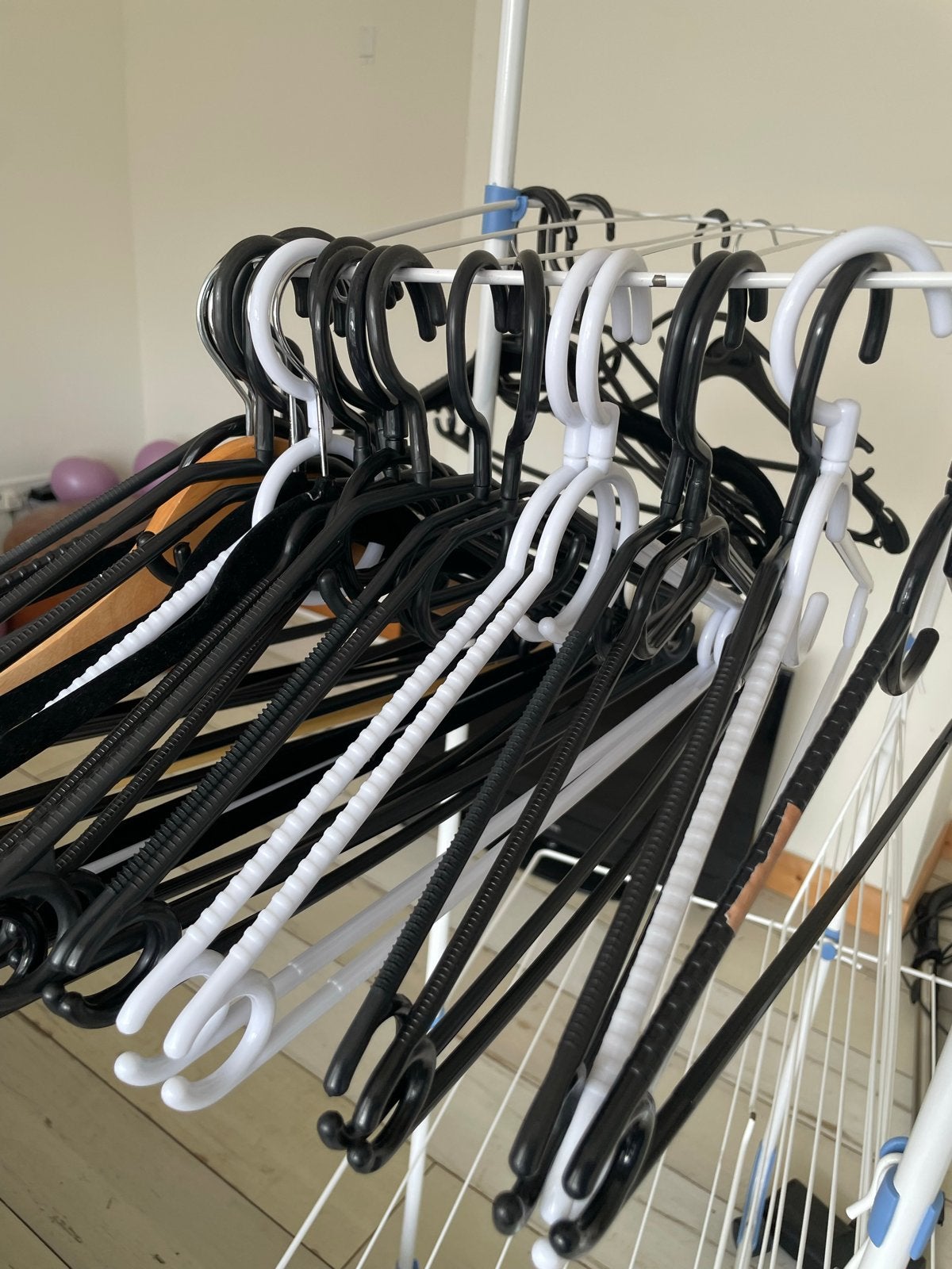 Diverse soorten kledinghangers - Gratis afhalen in Arnhem, Kleding | Dames, Kledinghangers, Ophalen, Gebruikt, Kunststof, Volwassenen