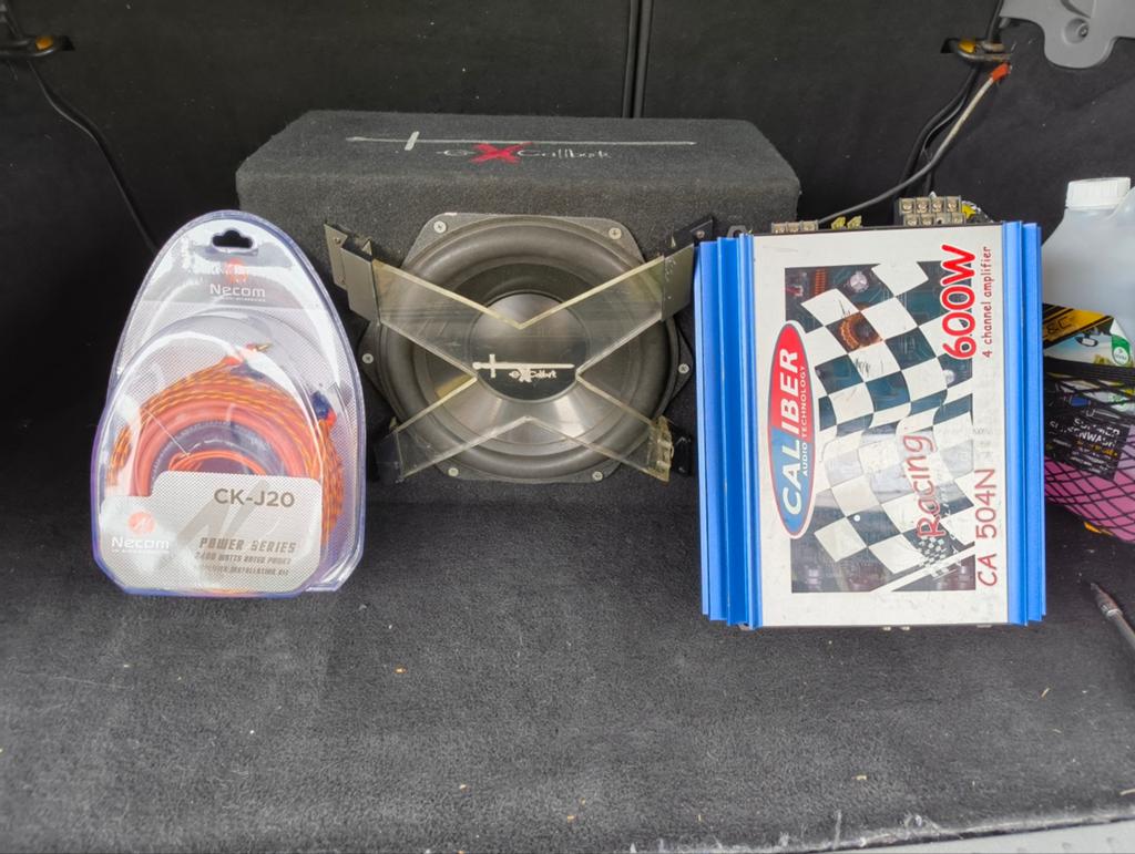 Caliber 600W Versterker + Excalibur Subwoofer + Necom Kabels, Ophalen, Gebruikt