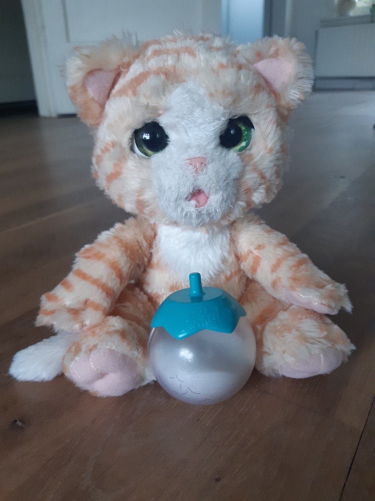 FurReal drinkende poes met flesje, Ophalen of Verzenden, Kat, Met geluid