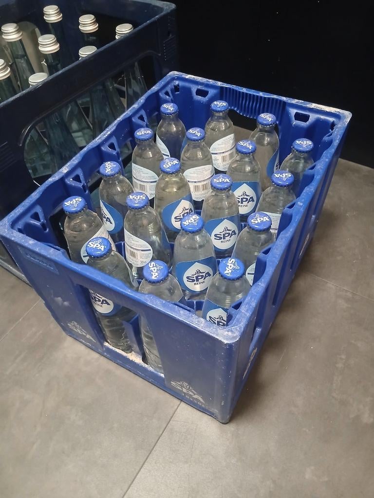 Verschillende kratten Horeca water, spa, bru, tonisteiner, Ophalen