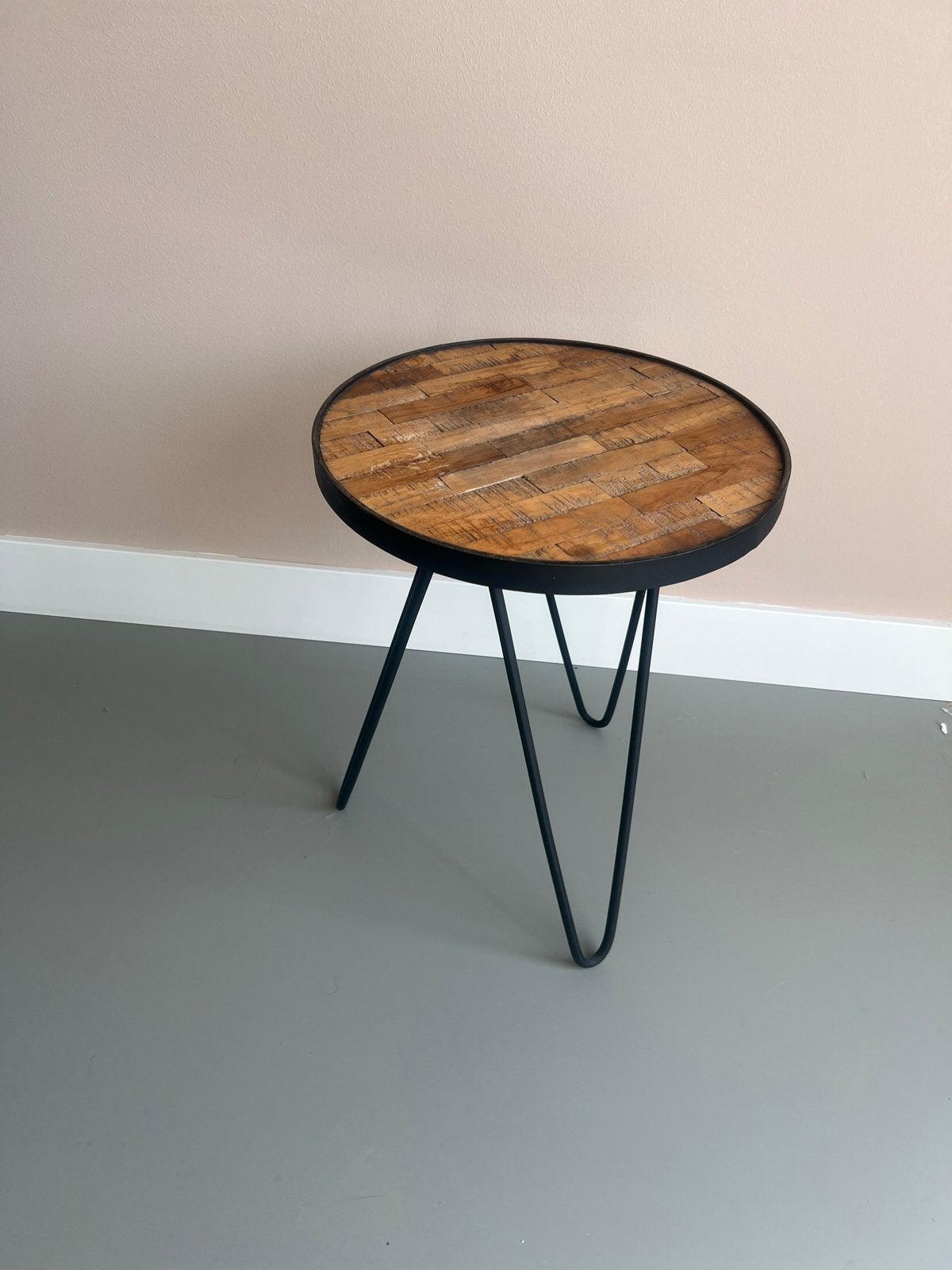 Ronde bijzettafel met houten blad en metalen poten, Minder dan 55 cm, Rond, Zo goed als nieuw, Hout