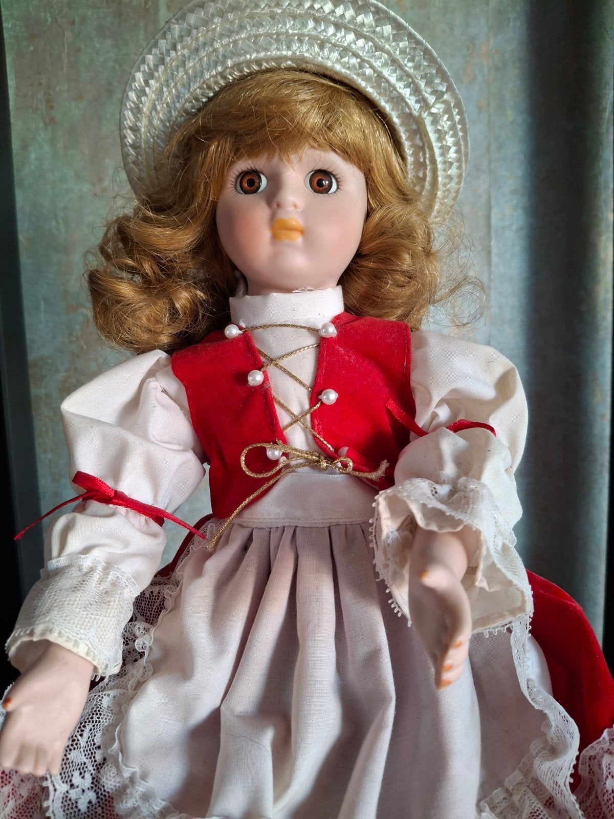 Vintage porseleinen pop in rieten stoel, Ophalen of Verzenden, Gebruikt, Pop