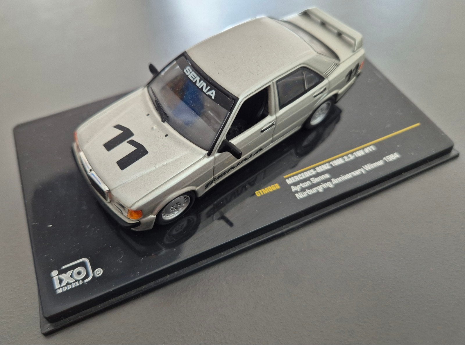 Mercedes-Benz 190E 2.3-16V Ayrton Senna 1984 / IXO 1:43, Ophalen of Verzenden, Zo goed als nieuw, Auto, Overige merken