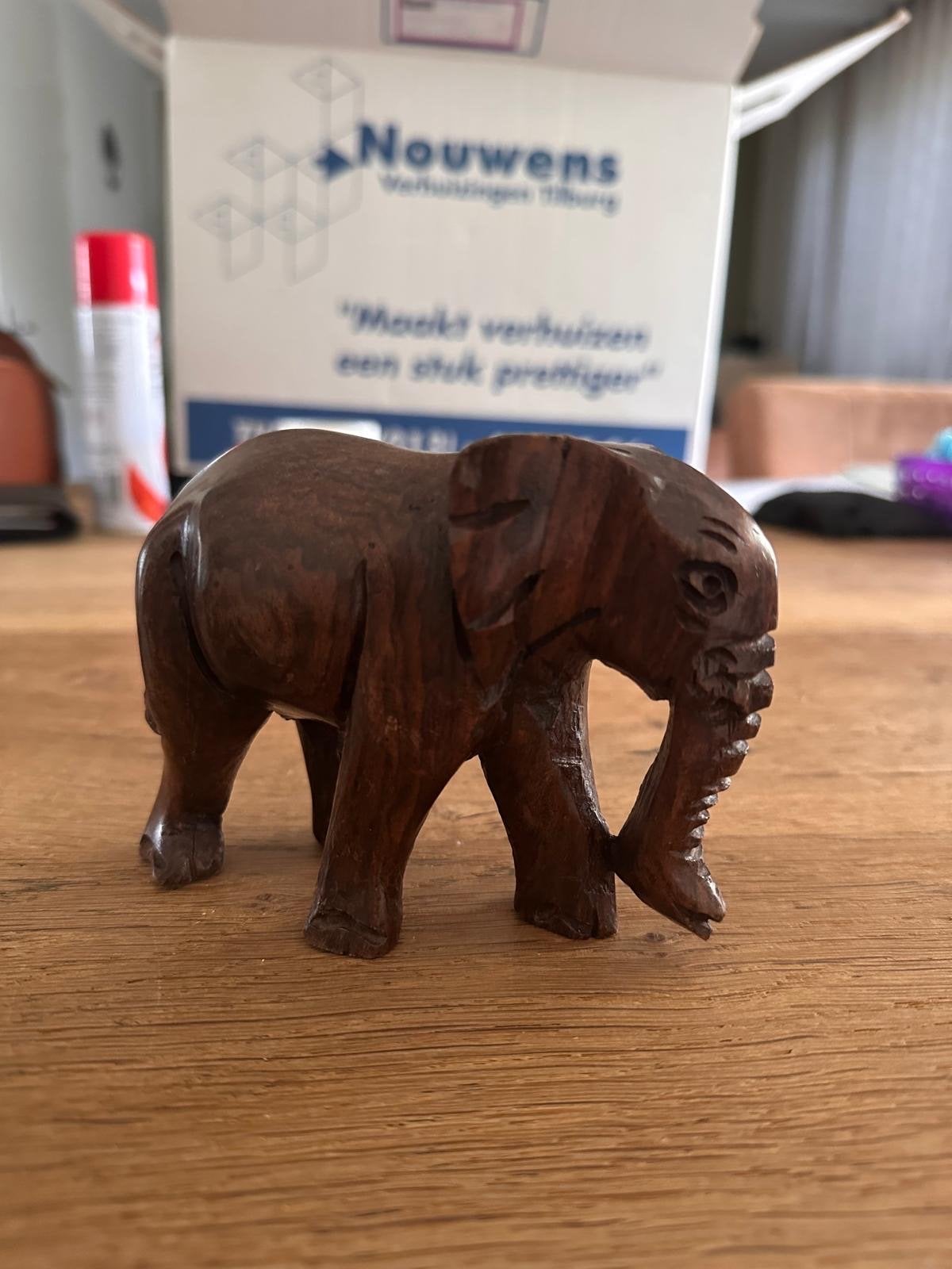 Houten olifant en leeuw beeldjes - Handgesneden, Antiek en Kunst, Minder dan 20 cm, Ophalen of Verzenden, Beeld, Hout
