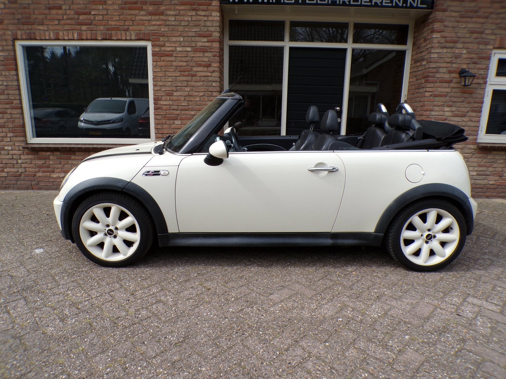 Mini Mini Cabrio 1.6 Cooper S Chili Leder / Navi, Auto's, Voorwielaandrijving, Gebruikt, Zwart, 4 cilinders