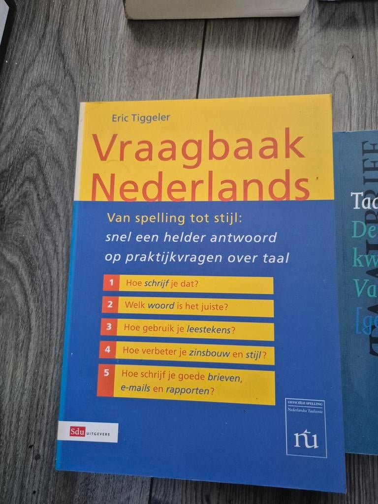 3 boeken: Vraagbaak Nederlands, Taal in bedrijf, De leraar, Ophalen of Verzenden, Gelezen, Nederlands