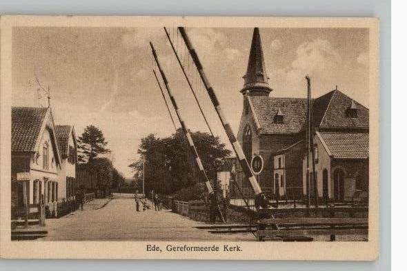 Ede Spoowegovergang met bomen Gereformeerde Kerk st 1942