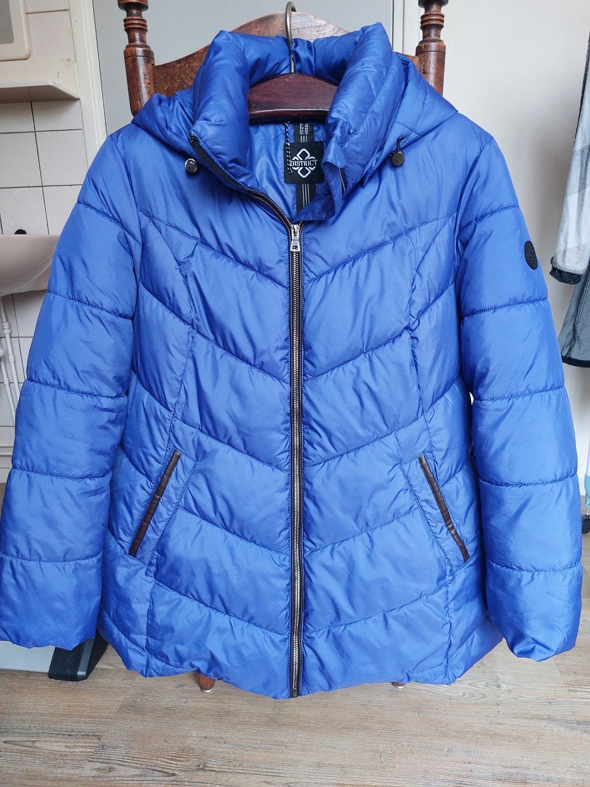 Winterjas District 46, Kleding | Dames, Jassen | Winter, Ophalen, Zo goed als nieuw, Maat 46/48 (XL) of groter, Blauw