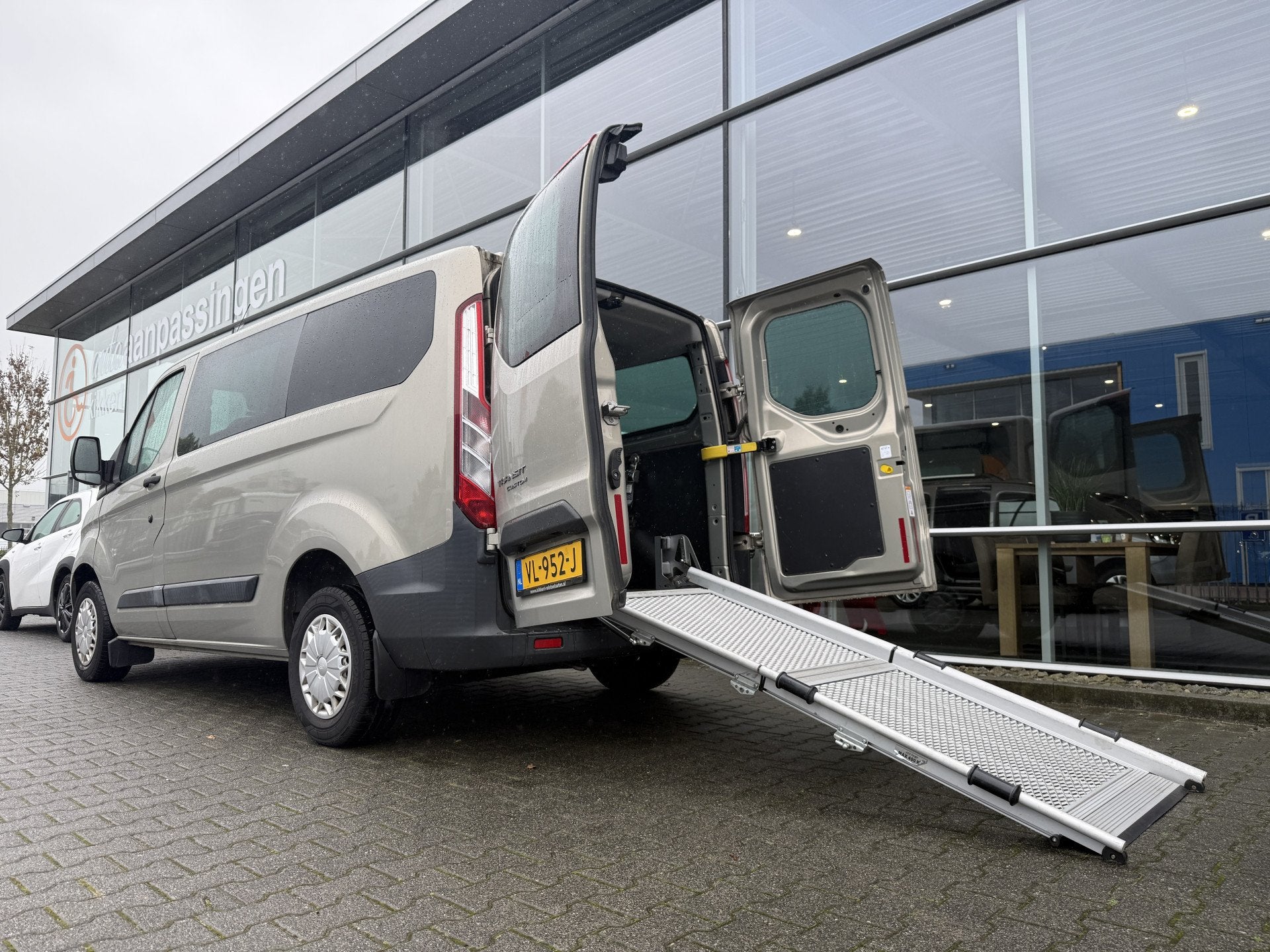 Ford Transit Custom 3+1 Rolstoelbus 310 2.2 TDCI L1H1 Ambien, Voorwielaandrijving, Euro 5, Gebruikt, Zwart