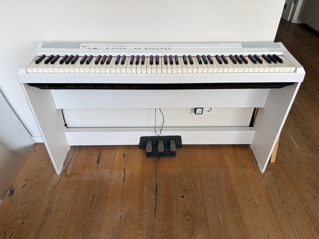 Compacte en stijlvolle Yamaha digital piano p-105 als nieuw, Ophalen, Wit, Digitaal, Zo goed als nieuw