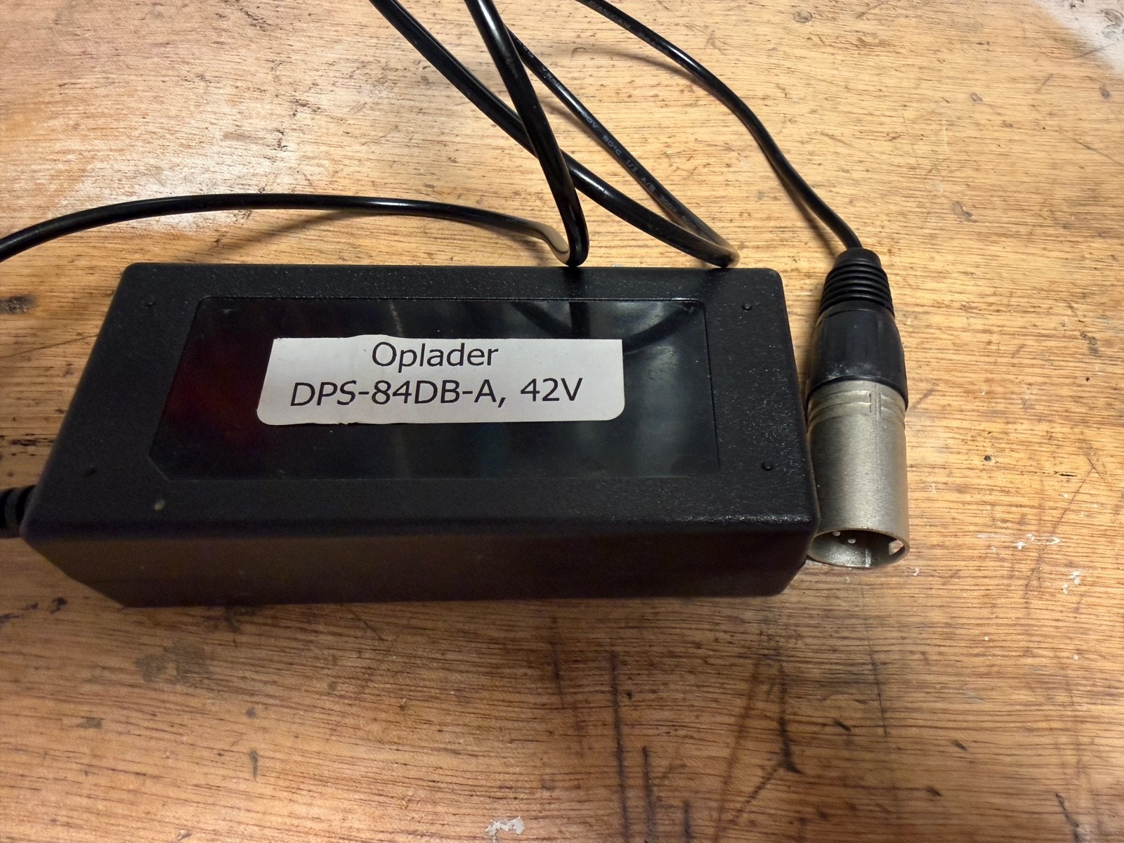 Oplader sparta ion 42v 4 pins, Fietsen en Brommers, Zo goed als nieuw