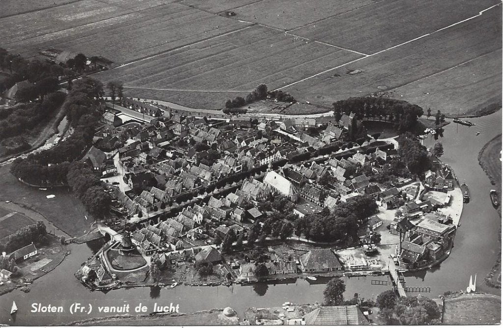 Sloten (Frl.) vanuit de lucht, Panorama, KLM Foto, 1956, Ophalen of Verzenden, 1940 tot 1960, Gelopen, Friesland