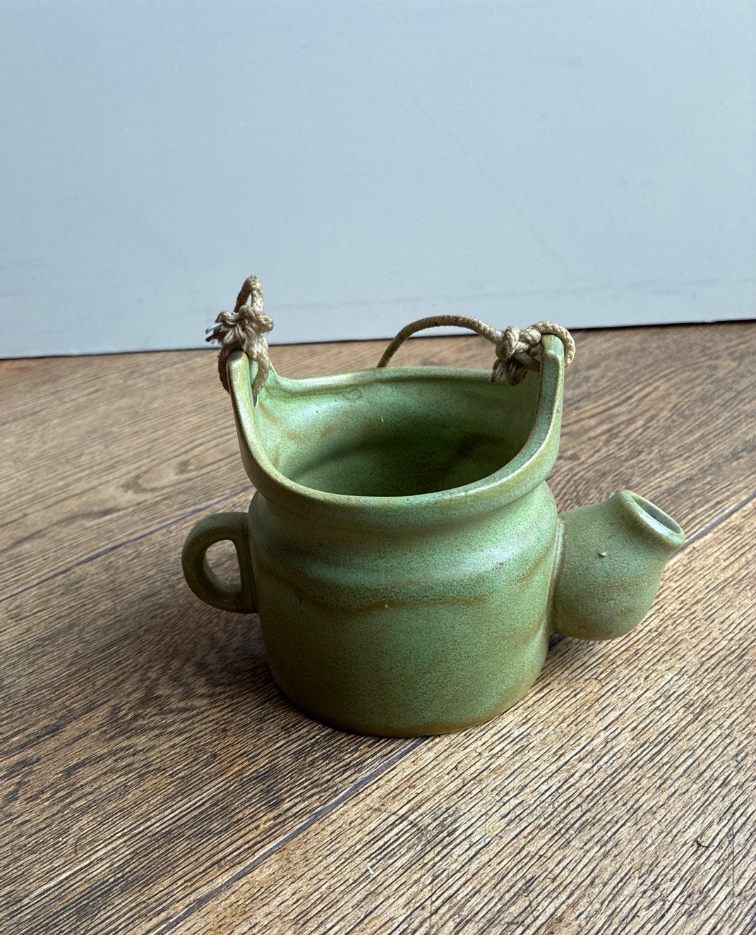 Uniek Aardewerk Hangplantenbakje in Kannetjesvorm, Antiek en Kunst, Ophalen of Verzenden