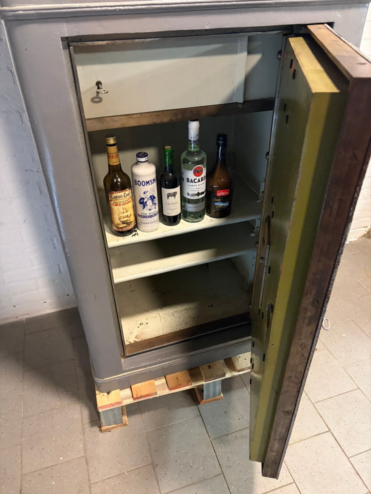 Wijn kluis drank kast, Ophalen, Zo goed als nieuw