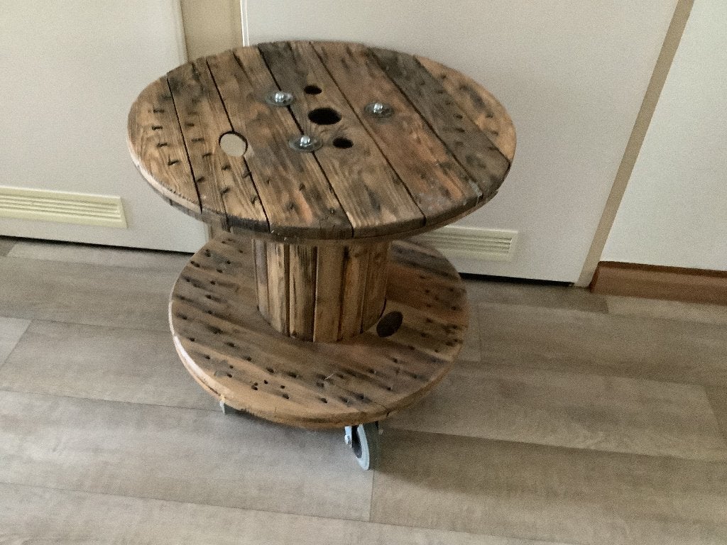 Te koop houten Haspel tafeltje, Huis en Inrichting, Tafels | Bijzettafels, Rond, 55 tot 75 cm, Zo goed als nieuw, Industrieel
