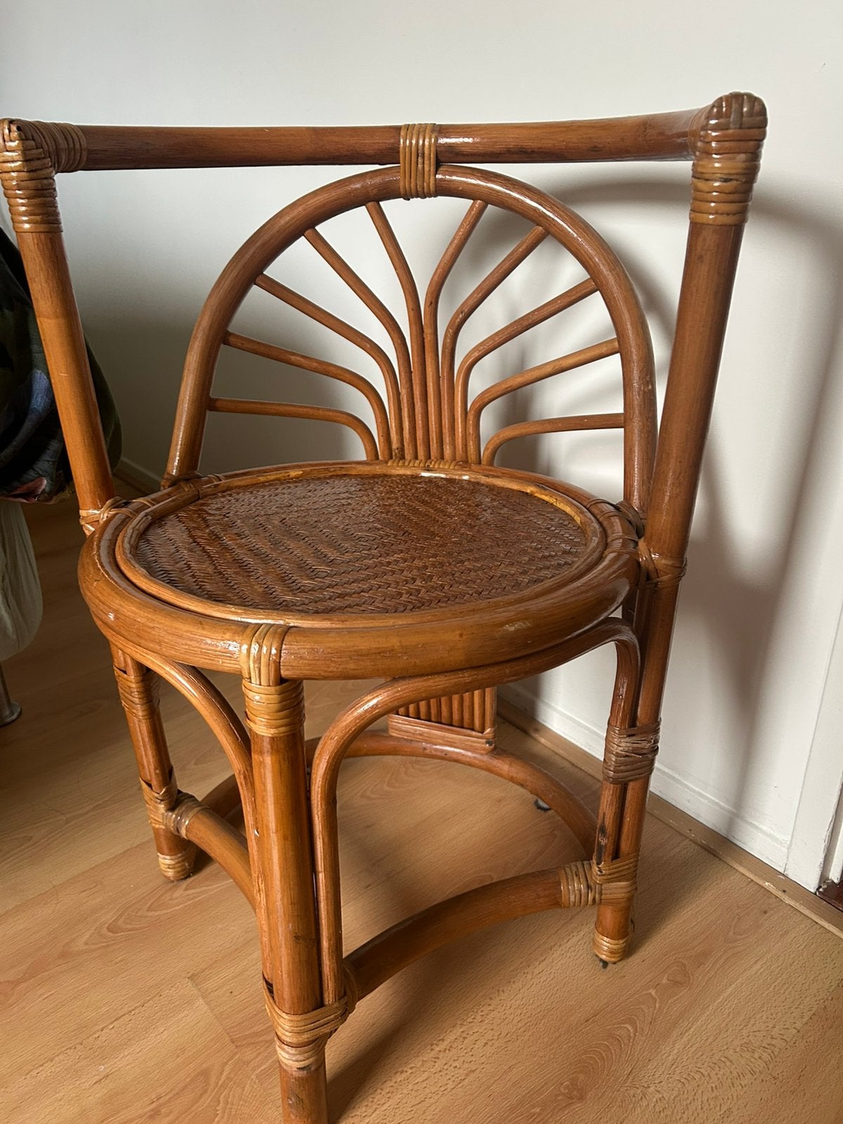 Hippe rotan stoel, Huis en Inrichting, Stoelen, Ophalen, Bruin, Riet of Rotan, Zo goed als nieuw