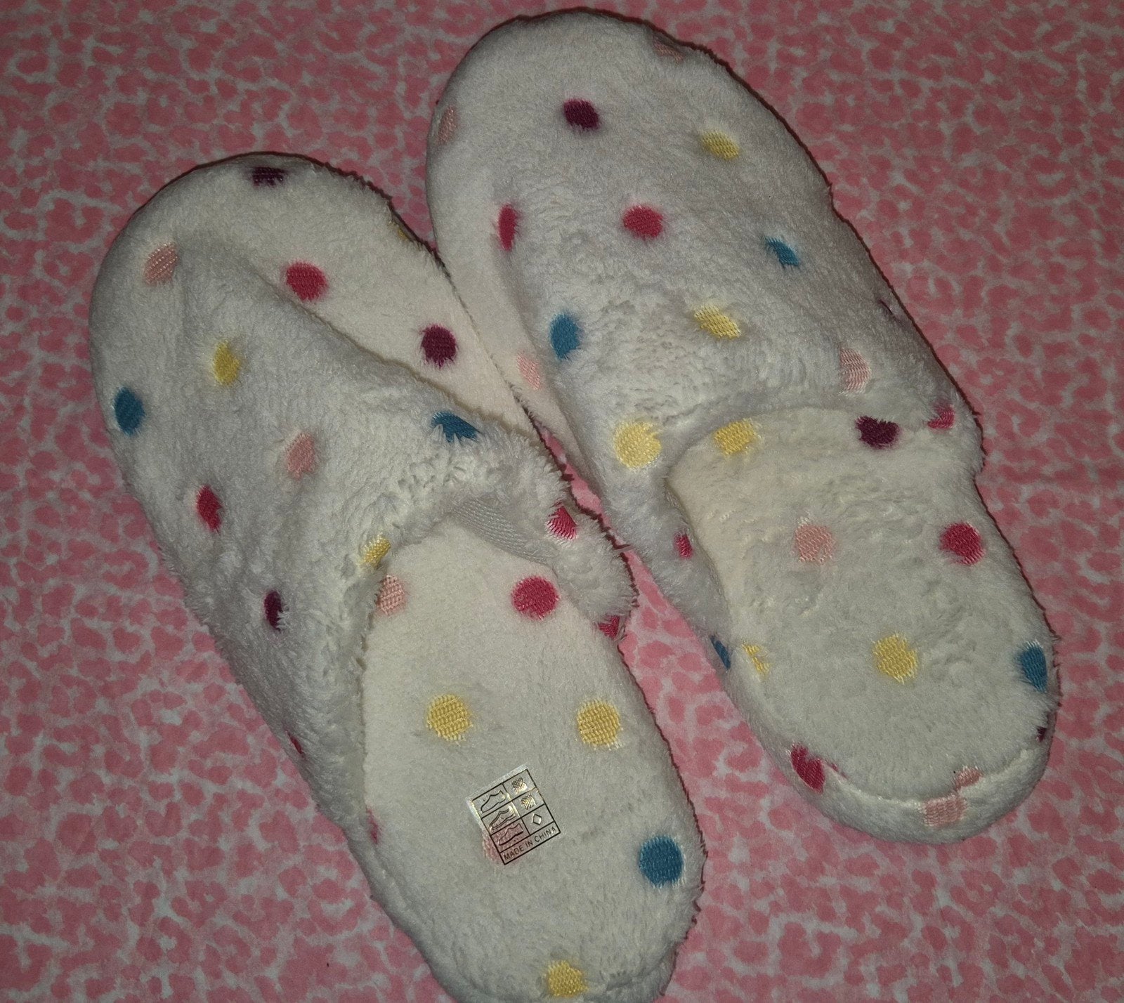 Nieuw! Witte sloffen met gekleurde stippen maat 40/41, Ophalen of Verzenden, Nieuw, Wit, Pantoffels of Sloffen