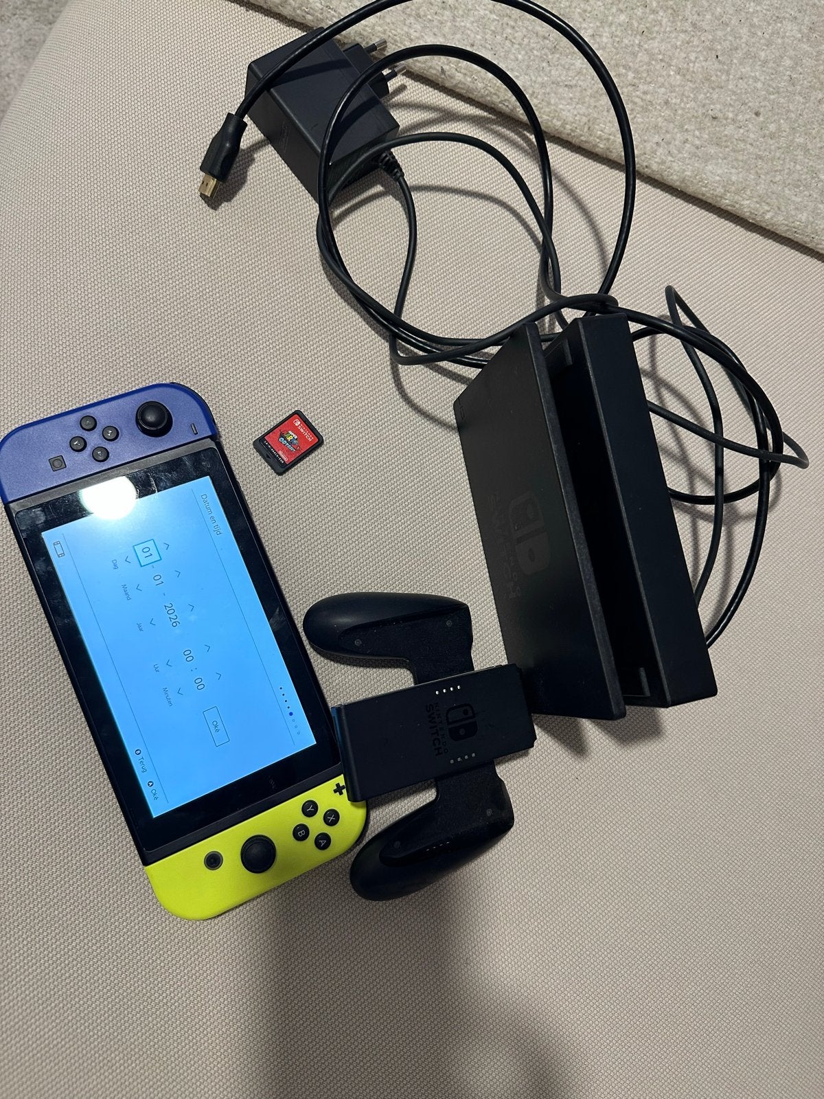 Nintendo Switch met Super Mario Odyssey en extra's, Spelcomputers en Games, Ophalen, Met 2 controllers, Switch Original, Gebruikt