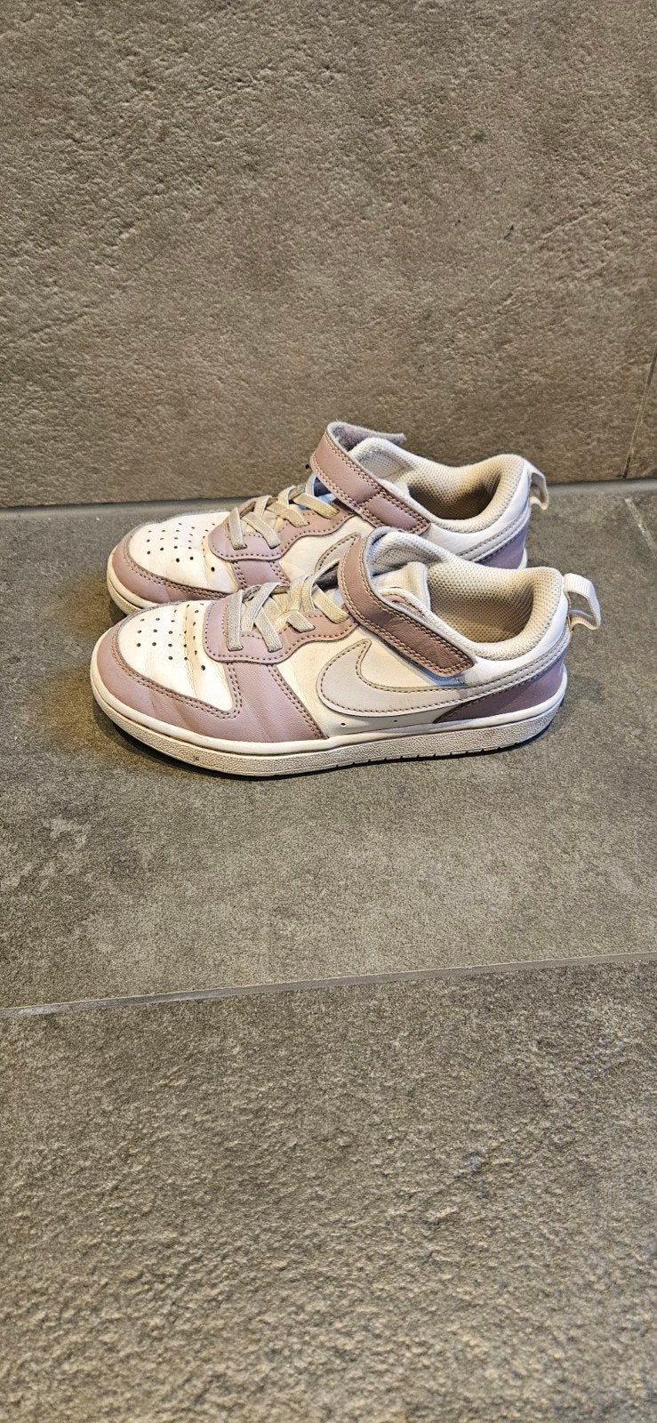 Nike sneakers lila wit maat 31 voor meisjes, Gebruikt, Meisje, Sportschoenen, Ophalen of Verzenden
