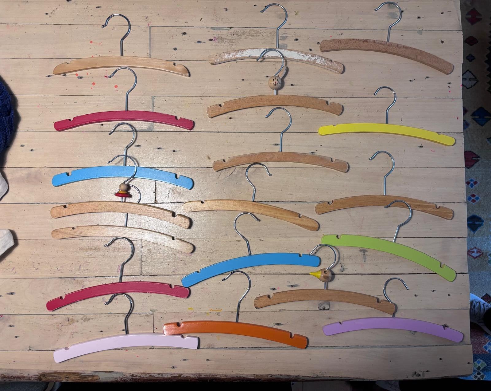 18 schattige houten hangers, Ophalen of Verzenden, Zo goed als nieuw