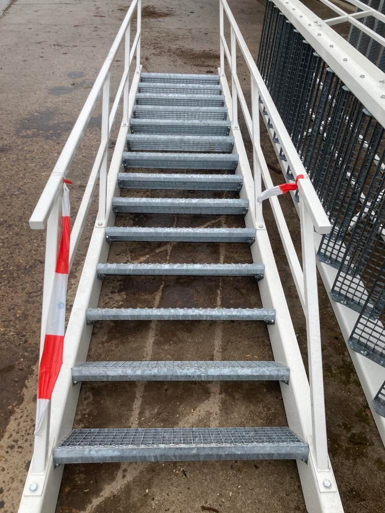 Stalen trap  14 treden  h 2.85 m mel leuning  3 stuks, Doe-het-zelf en Verbouw, Ladders en Trappen, Ophalen, Zo goed als nieuw