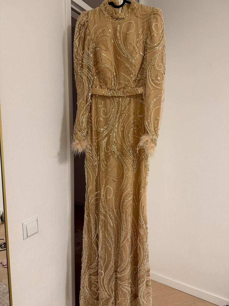 Gouden beige  galajurk met pailletten en veren, Kleding | Dames, Gelegenheidskleding, Gedragen, Galajurk, Maat 36 (S), Beige, Ophalen of Verzenden