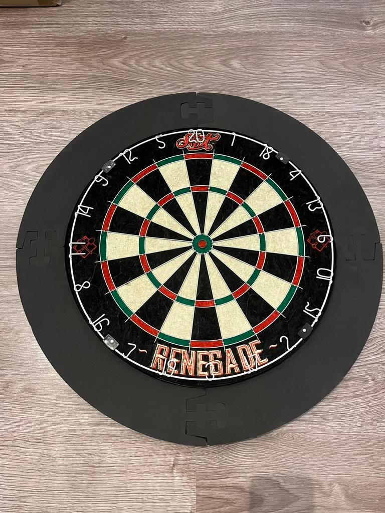 NIEUW dartbord inclusief NIEUWE surround (muurbeschermer), Ophalen of Verzenden, Zo goed als nieuw, Dartbord