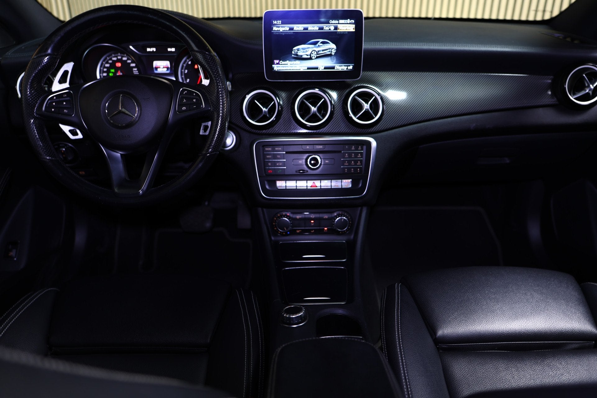 Mercedes-Benz CLA-Klasse 180 Business Solution AMG PANODAK X, Auto's, Gebruikt, Euro 6, 4 cilinders, 715 kg