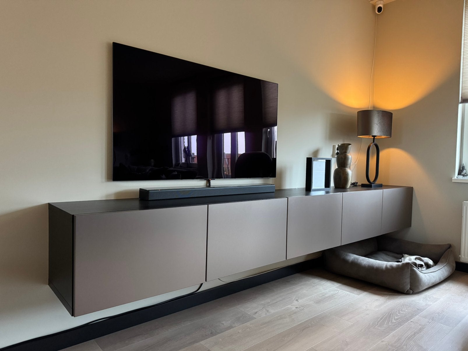 Zwevend tv meubel Besta zwart/brons zgan!, Ophalen, Overige materialen, Modern, tijdloos en strak, Zo goed als nieuw