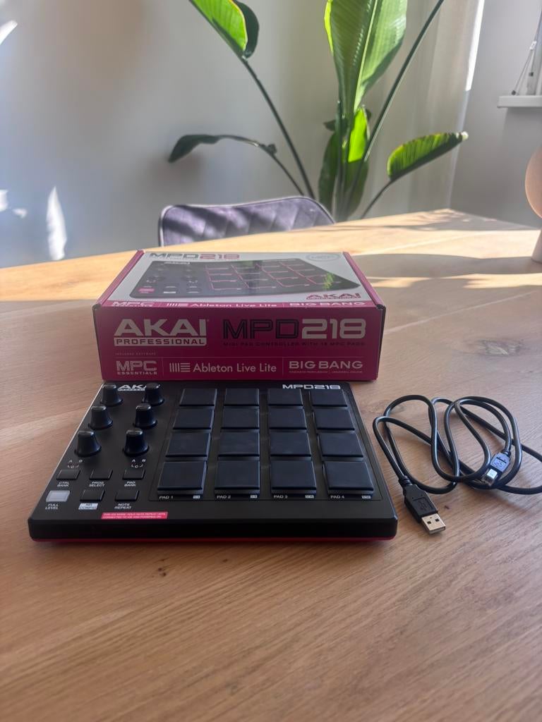 AKAI MPD218 Drumpad MIDI controller, Muziek en Instrumenten, Ophalen, Zo goed als nieuw, Minder dan 5 kanalen
