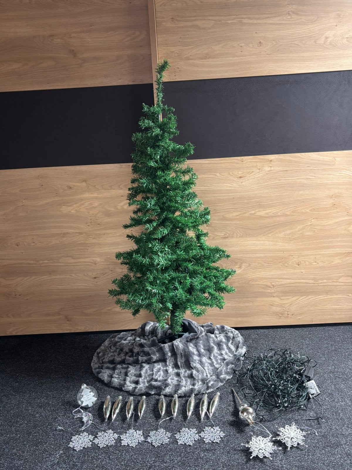 Kunst kerstboompje 1.30 m met lampjes en versiering, Ophalen, Zo goed als nieuw