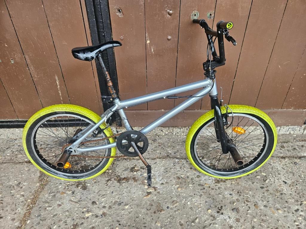 Gebruikte stuntfiets met gele banden, Ophalen, Gebruikt, Staal, 20 tot 24 inch