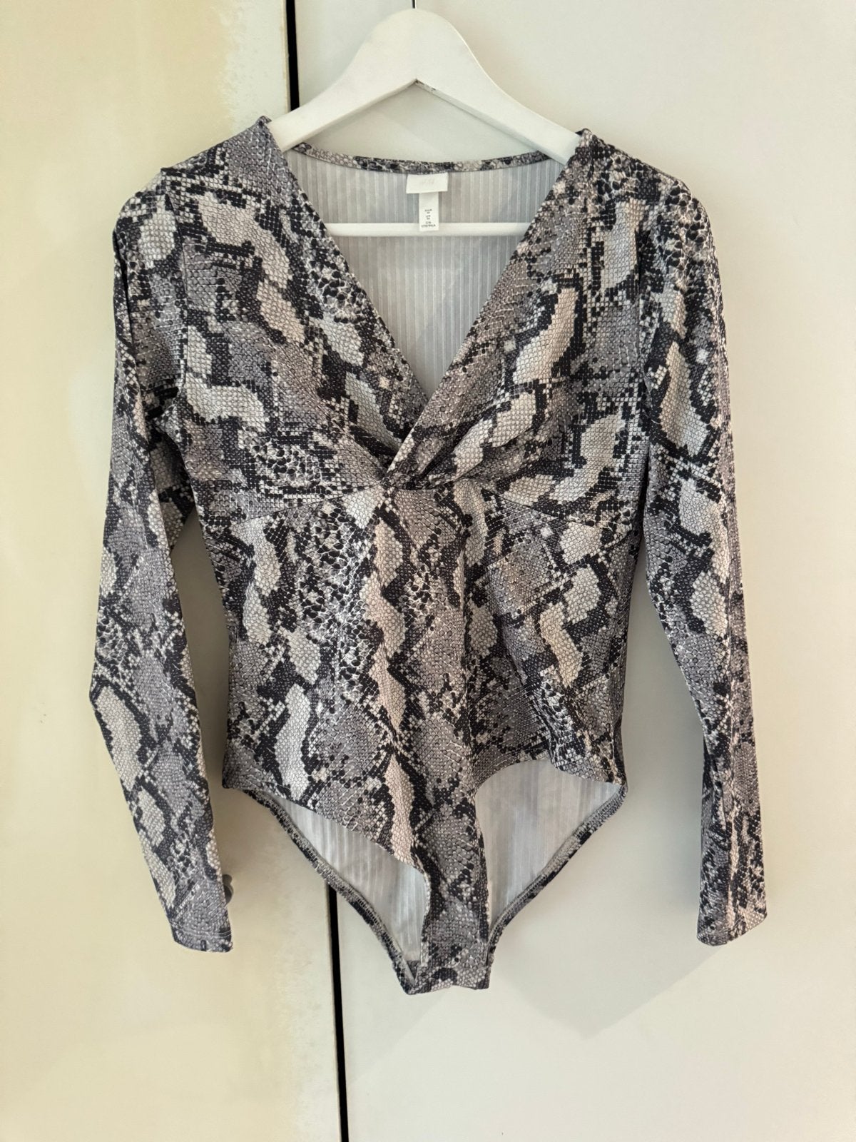 Slangenprint body H&M, Maat 38/40 (M), Verzenden, Zo goed als nieuw, Lange mouw