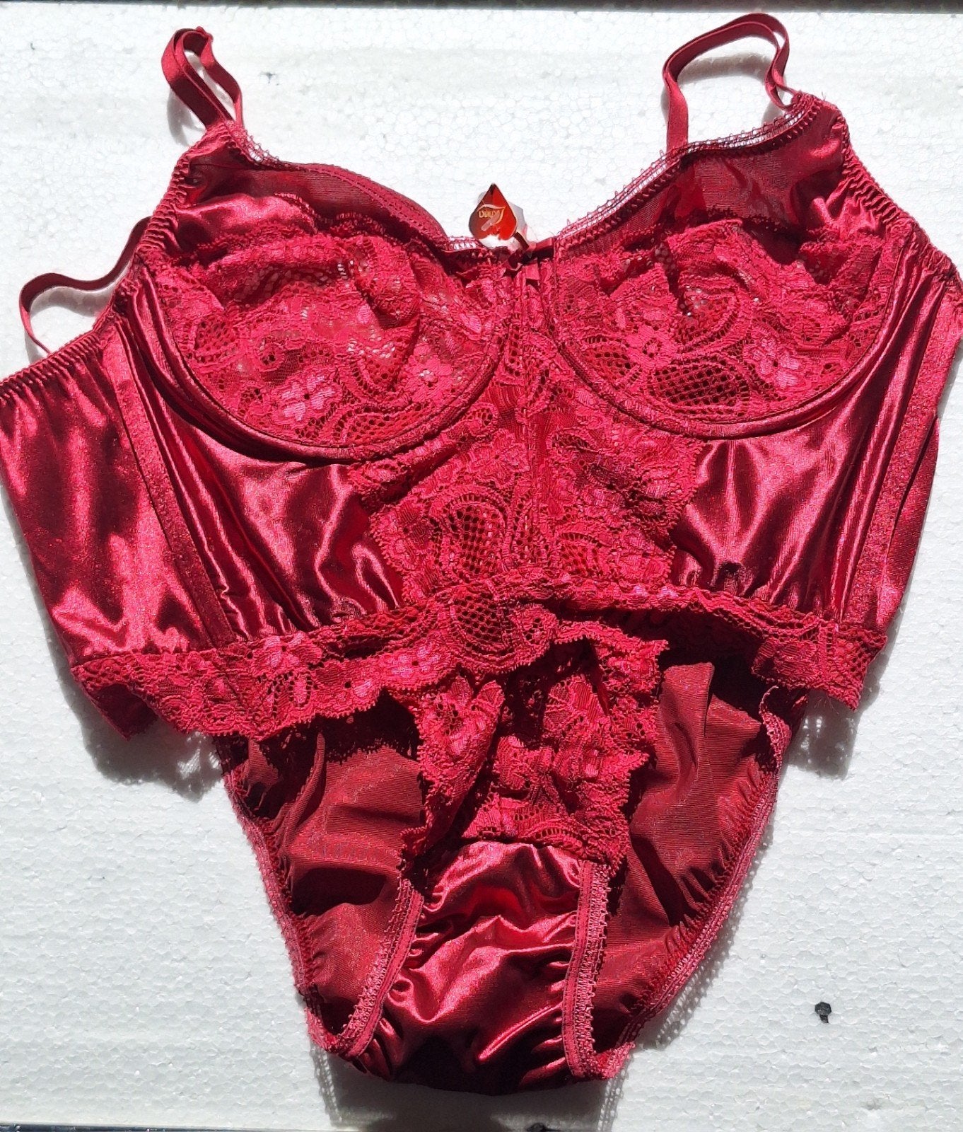 Nieuw bordeauxrood satijnen setje BHmaat 70C slipmaat 38(M), Kleding | Dames, Verzenden, Rood