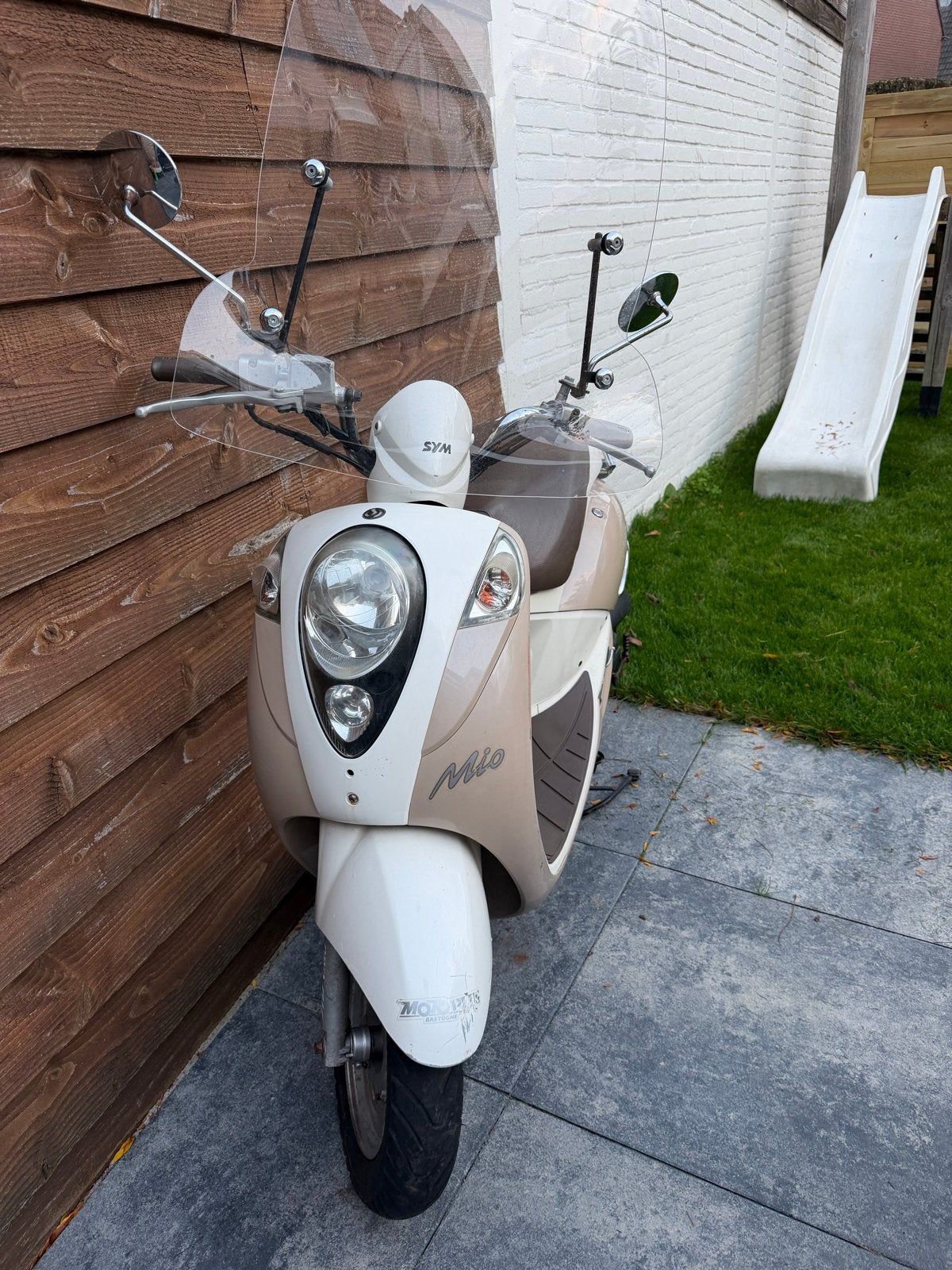 SYM Mio Scooter - Beige/Wit, Gebruikt, Maximaal 45 km/u, Benzine, Ophalen