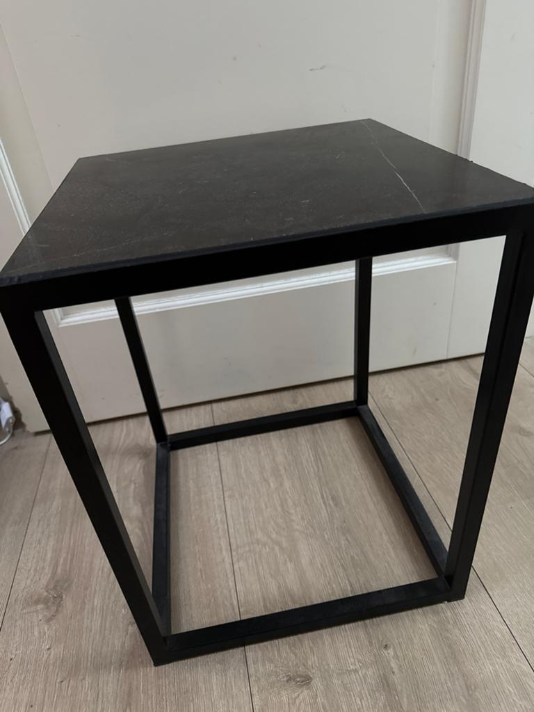 Zwart bijzettafeltje met stenen blad, Minder dan 55 cm, Gebruikt, Metaal of Aluminium, Vierkant