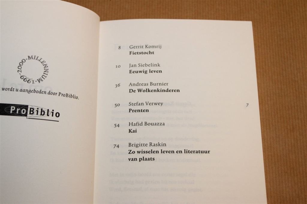 Een Plek om te Lezen — Komrij, Uitgave Bibliotheken 1999, Ophalen of Verzenden, Gelezen