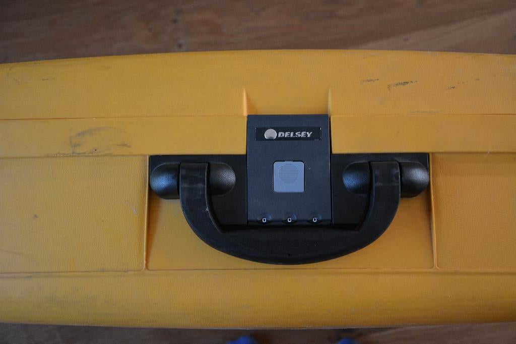 Koffer Delsey geel hard, Sieraden, Tassen en Uiterlijk, Koffers, Gebruikt, Hard kunststof, 70 cm of meer, 55 cm of meer
